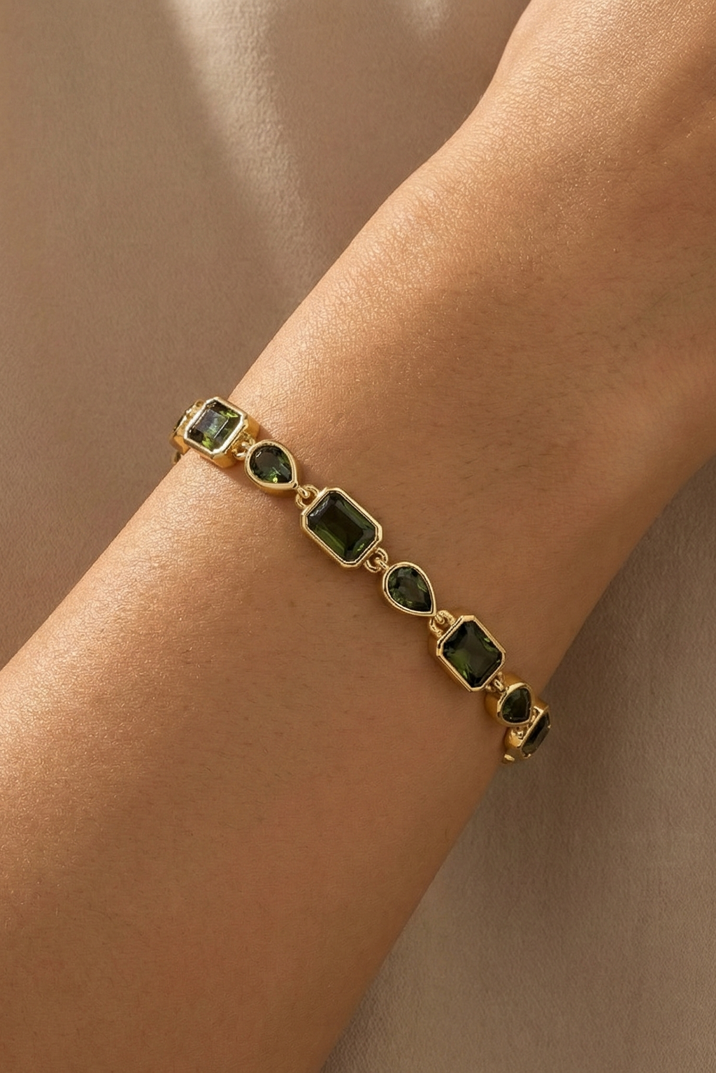 14K Altın Kaplama Yeşil Baget ve Damla Taşlı Su Yolu Bileklik 2
